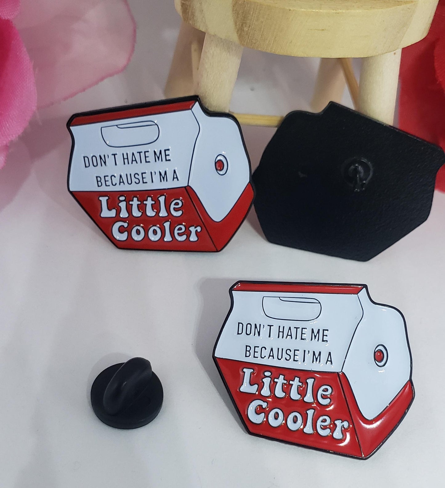 Cute Cartoon Fridge Enamel Pin – Funny Red Mini Refrigerator Brooch for Backpack, Jacket & Hat