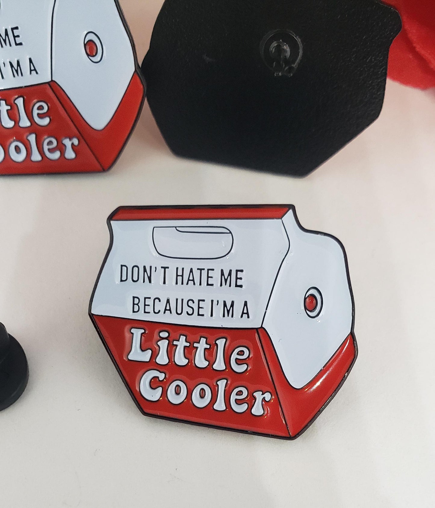 Cute Cartoon Fridge Enamel Pin – Funny Red Mini Refrigerator Brooch for Backpack, Jacket & Hat